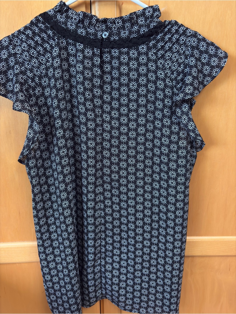 LOFT Geometric Medallion Print Flutter Sleeve Blouse Black White Size Small
